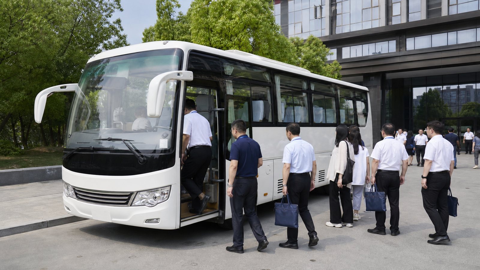 研学接驳中型客车（19座）缩略图 2